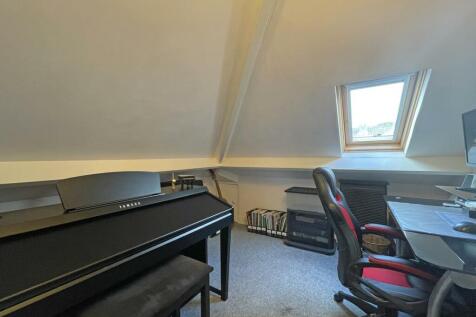 Kingswear Crescent 8 - Bed 2.jpg