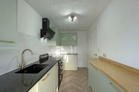 Temeraire Road 22 Kitchen 2.jpg