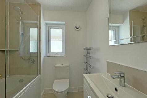 Temeraire Road 22 Family Bathroom.jpg