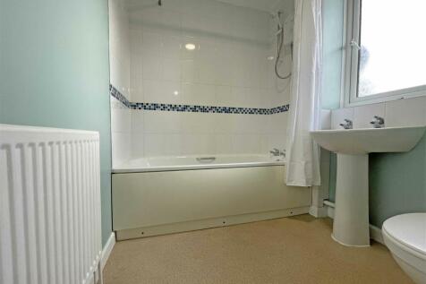 Newbury Close 37 Bathroom jpg.jpg