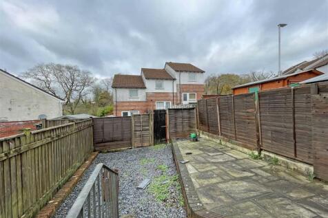Newbury Close 37 Garden 2.jpg