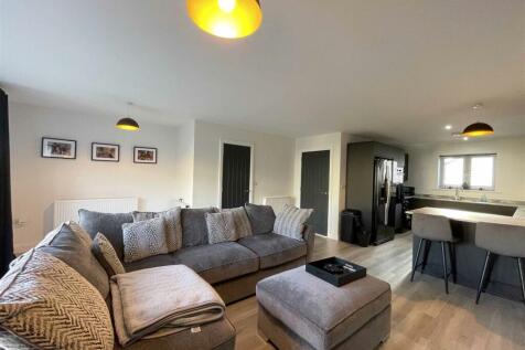 Lilford Gardens 20a - Living Room 4.JPG