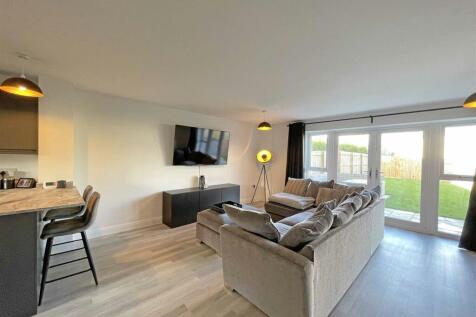 Lilford Gardens 20a - Living Room 2.JPG