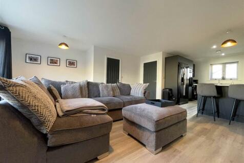 Lilford Gardens 20a - Living Room 3.JPG