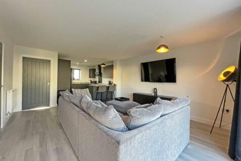 Lilford Gardens 20a - Living Room.jpg