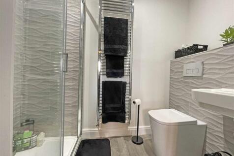Lilford Gardens 20a - Ensuite.JPG