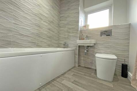 Lilford Gardens 20a - Bathroom.jpg