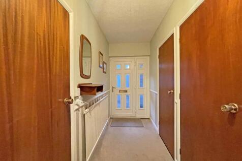 Yeomans Way 18 Entrance Hall 1.jpg