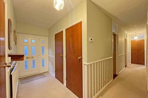 Yeomans Way 18 Entrance Hall 2.jpg