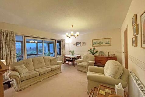 Yeomans Way 18 Lounge Dining Room 1.jpg