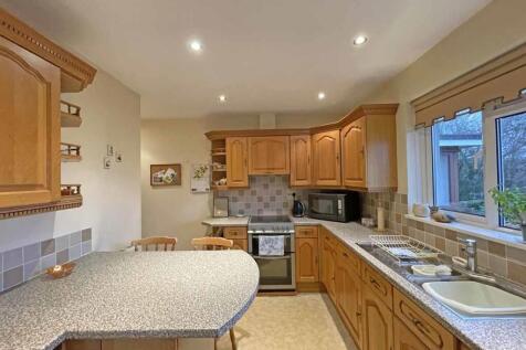 Yeomans Way 18 Kitchen 2.jpg