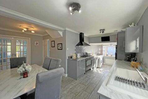 Drax Gardens 23 Kitchen Dining Room Front.......jp