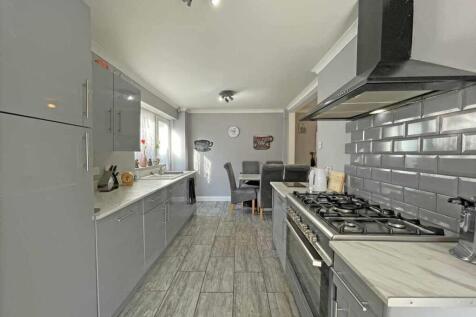 Drax Gardens 23 Kitchen 4.jpg