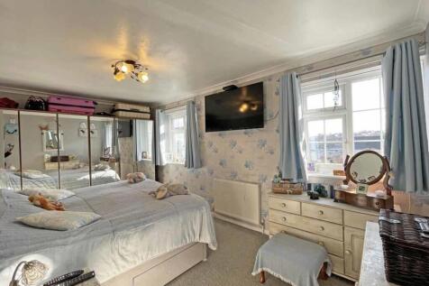 Drax Gardens 23 Bed 1.jpg
