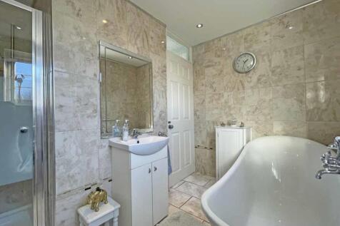 Drax Gardens 23 Bathroom 2.jpg