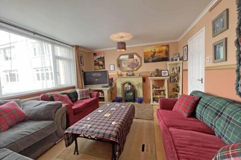 Vaasgo Close 17 - Lounge Front.jpg