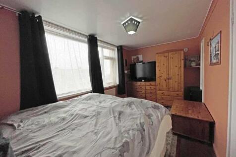 Vaasgo Close 17 - Bed 1.jpg