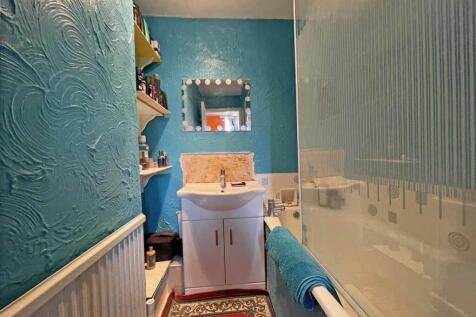Vaasgo Close 17 - Bathroom.jpg