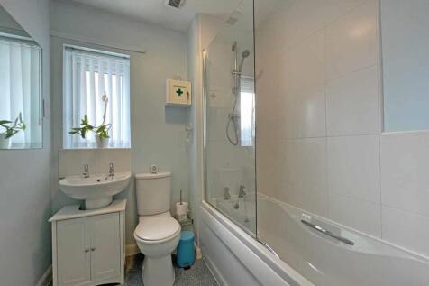 Yellowmead Road 40 Bathroom.jpg