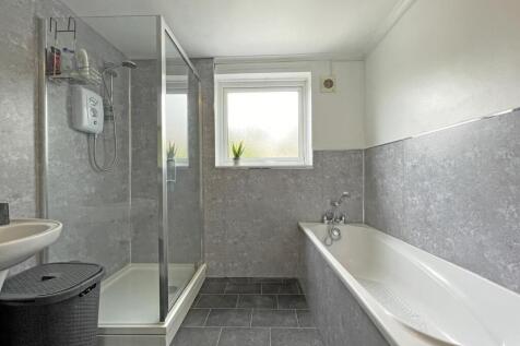 Dudley Gardens 19 NEW Bathroom 1.jpg