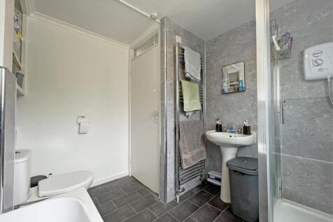 Dudley Gardens 19 NEW Bathroom 2.jpg