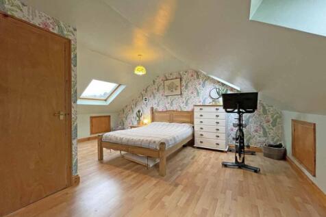Edgecumbe Park Road 27 Bed 1.......jpg