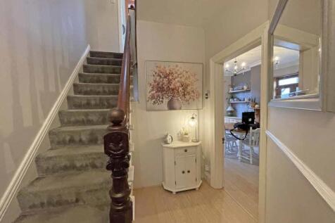 Edgecumbe Park Road 27 Entrance Hall 2.jpg