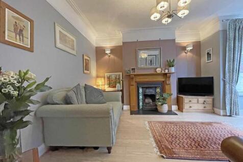 Edgecumbe Park Road 27 Lounge 3...jpg