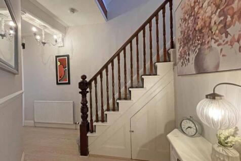 Edgecumbe Park Road 27 Entrance Hall.jpg