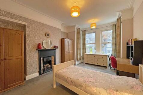 Edgecumbe Park Road 27 Bed 2...jpg