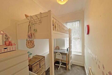 Edgecumbe Park Road 27 Bed 4.jpg