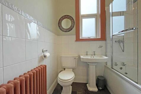 Edgecumbe Park Road 27 Bathroom.....jpg