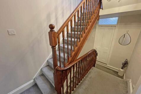 Edgecumbe Park Road 27 Landing.jpg