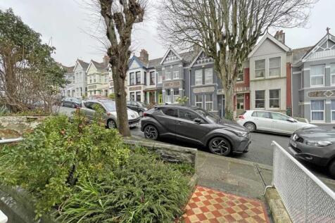 Edgecumbe Park Road 27 Front Garden.jpg