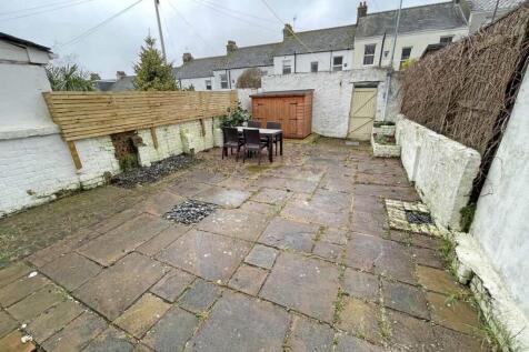Edgecumbe Park Road 27 Garden.jpg