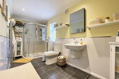 Crownhill Road 273 - Shower.jpg