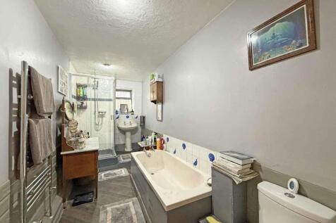 Alexandra Road 126 - Bathroom.jpg