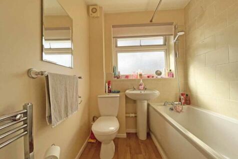Whitleigh Avenue 64 Bathroom.jpg