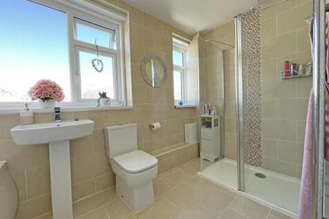 Treveneague Gardens 47 Bathroom 3.jpg