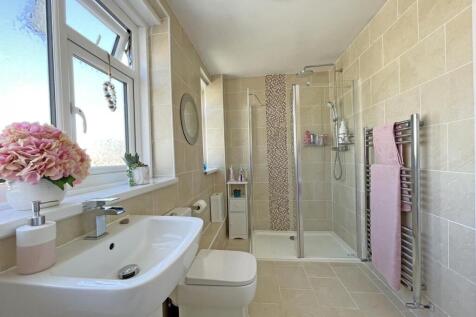 Treveneague Gardens 47 Bathroom 1.jpg