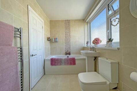 Treveneague Gardens 47 Bathroom 2.jpg