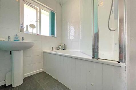 Blandford Road 249 Bathroom.jpg