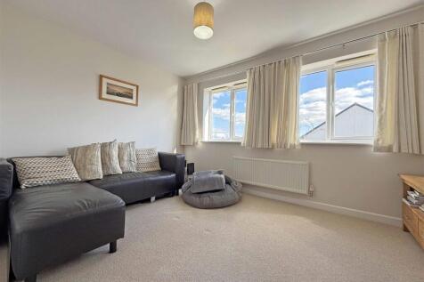 Cobham Close 14 - Lounge.jpg
