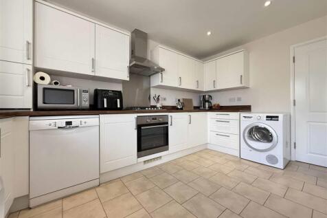 Cobham Close 14 - Kitchen.jpg