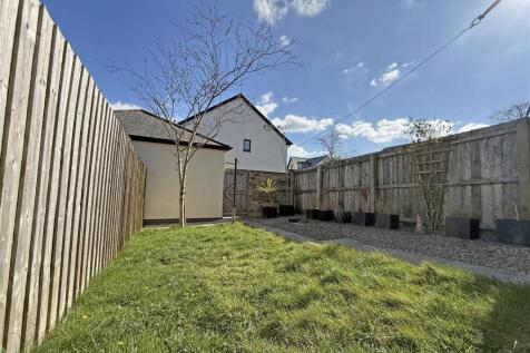 Cobham Close 14 - Garden.jpg