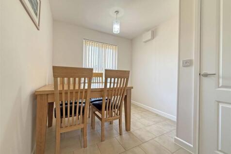 Cobham Close 14 - Dining Room.jpg