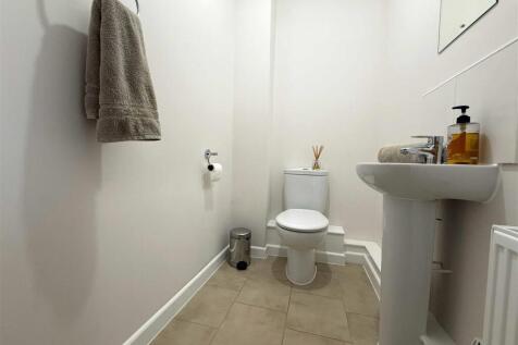 Cobham Close 14 - WC.jpg