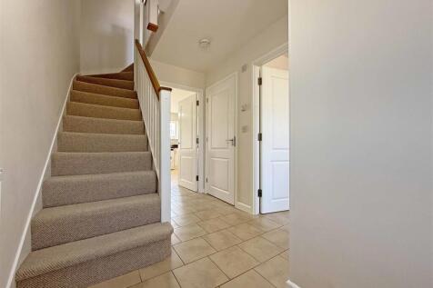 Cobham Close 14 - Hall.jpg
