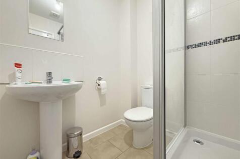 Cobham Close 14 - Ensuite.jpg