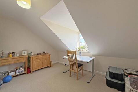 Cobham Close 14 - Bedroom Three.jpg